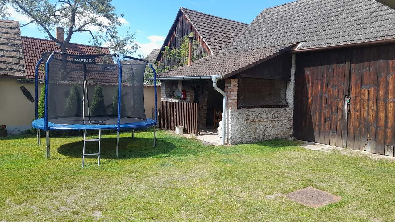 Trampolína s pergolou
