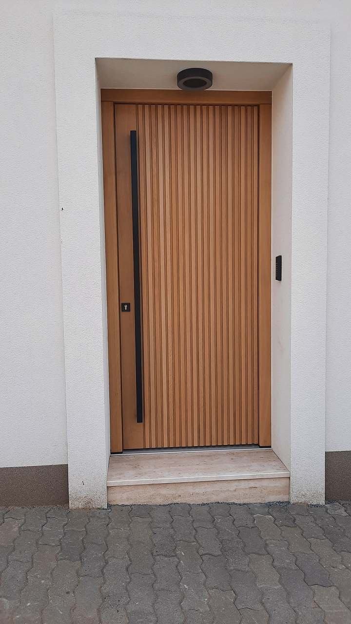 U Francúza - vstupní dveře s přístupovým mechanismem