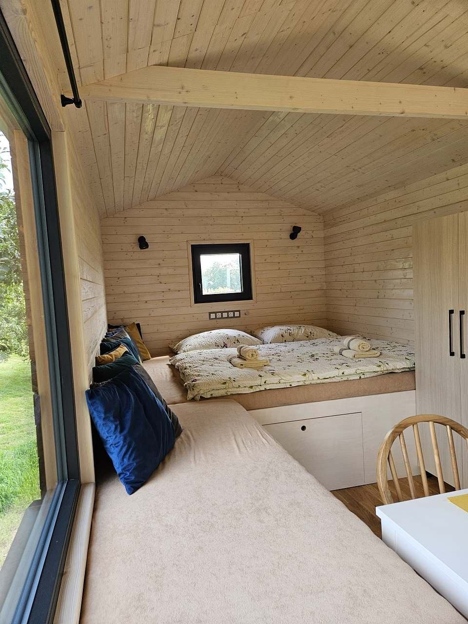 Ubytování se včelami v Rychlebských horách glamping Medové spaní