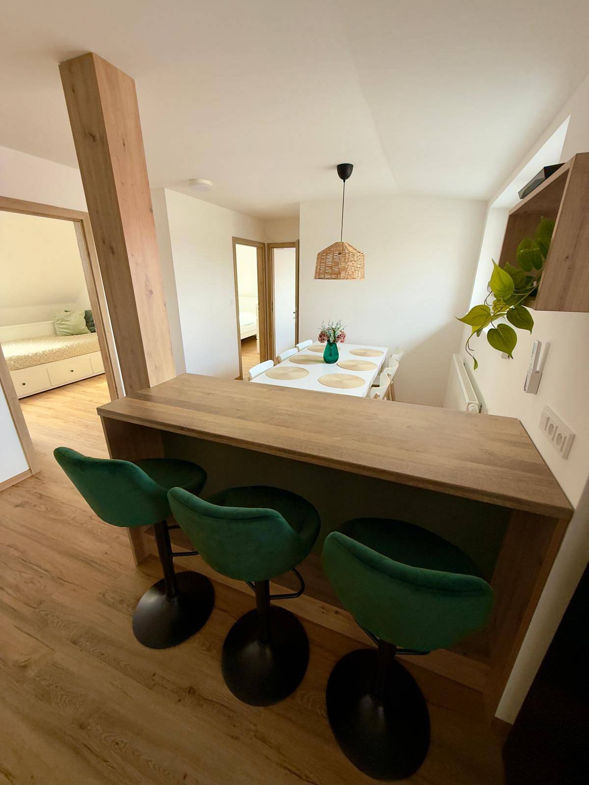 Ubytování Selanka - Apartmán J (vrchní patro) - kuchyňský bar s jídelnou