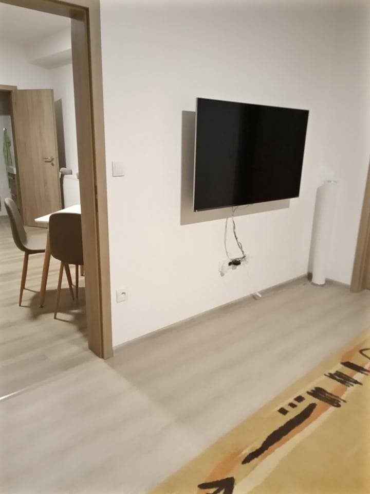 Ubytování V centru, obývací pokoj s televizí