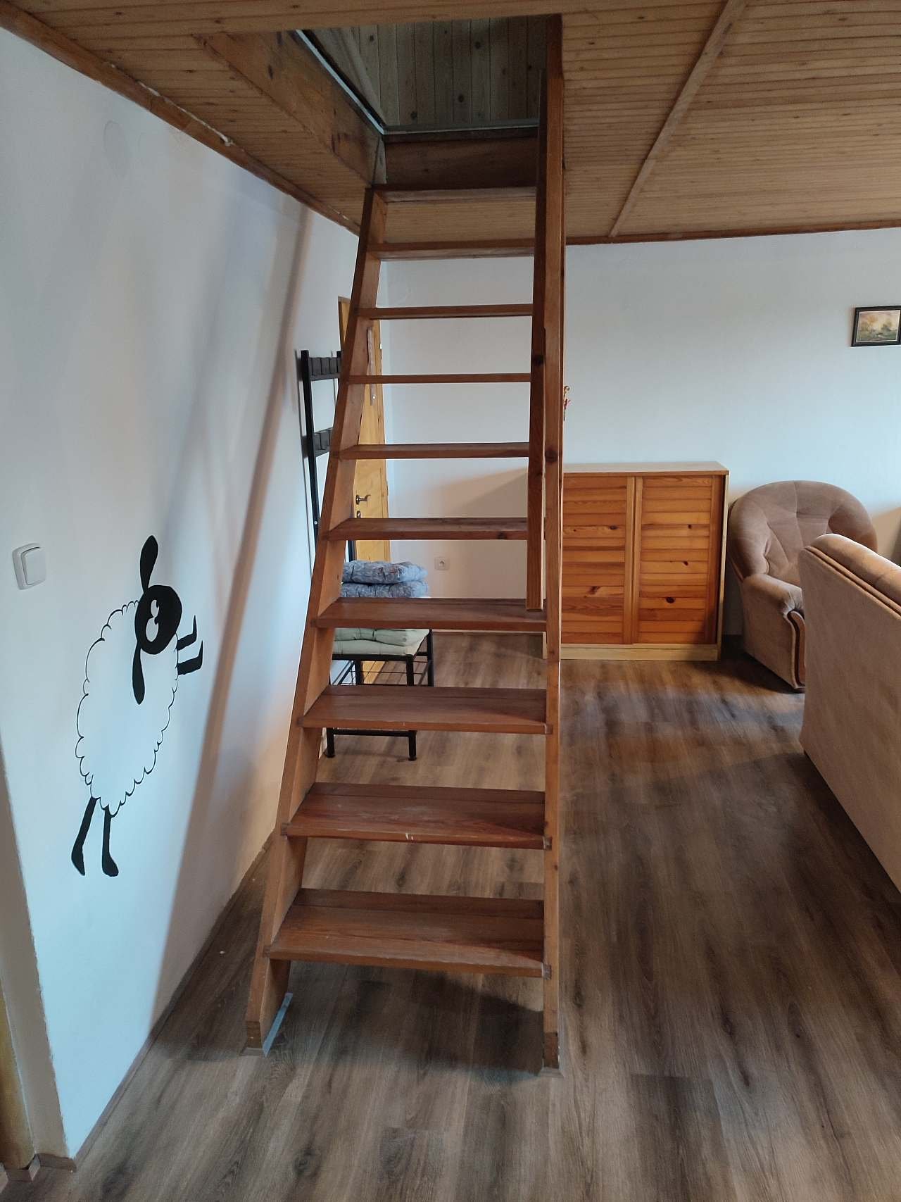 Ubytování Veselá ovečka - schodiště do 1. NP (2x ložnice)