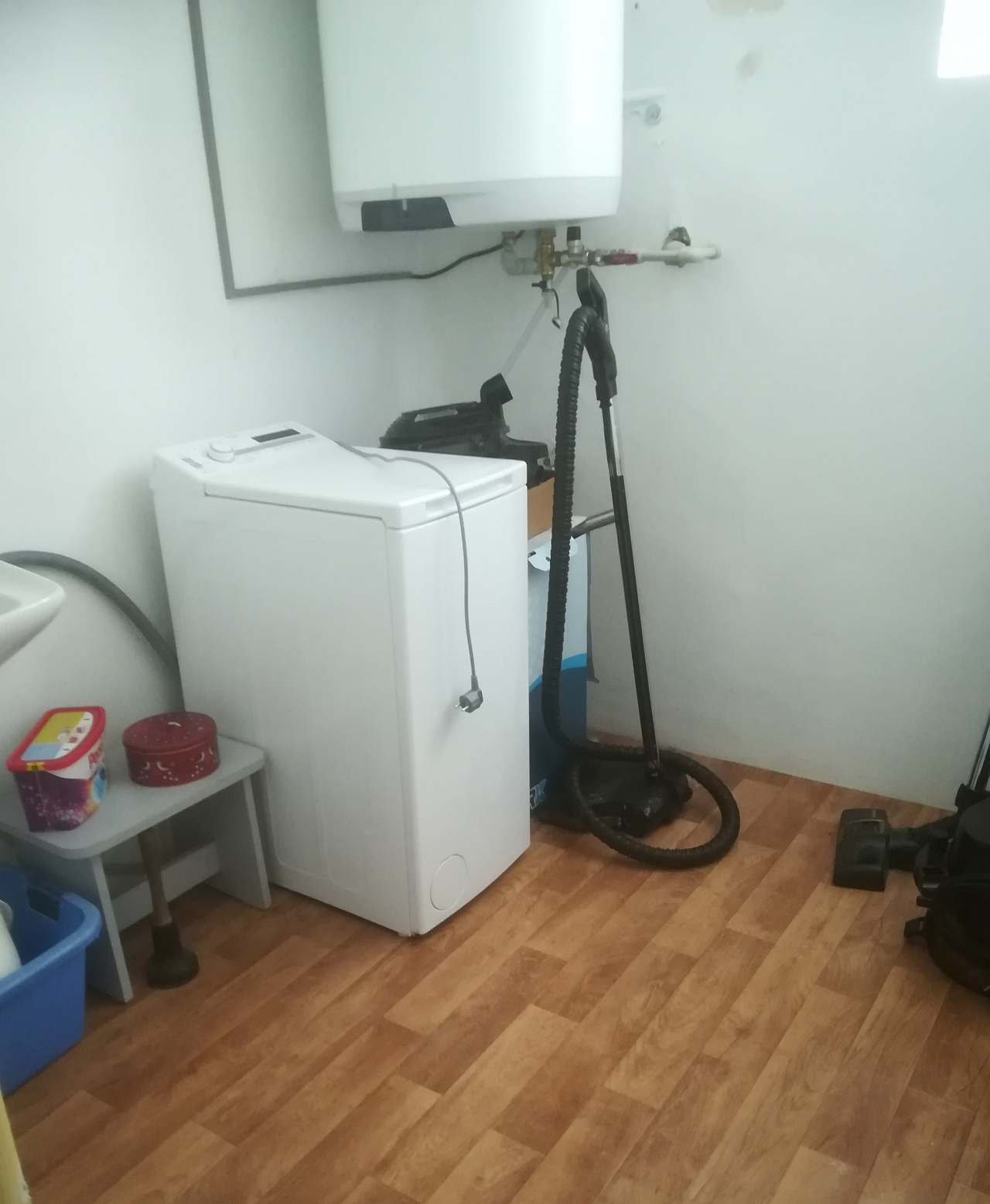 Úklidová místnost s pračkou