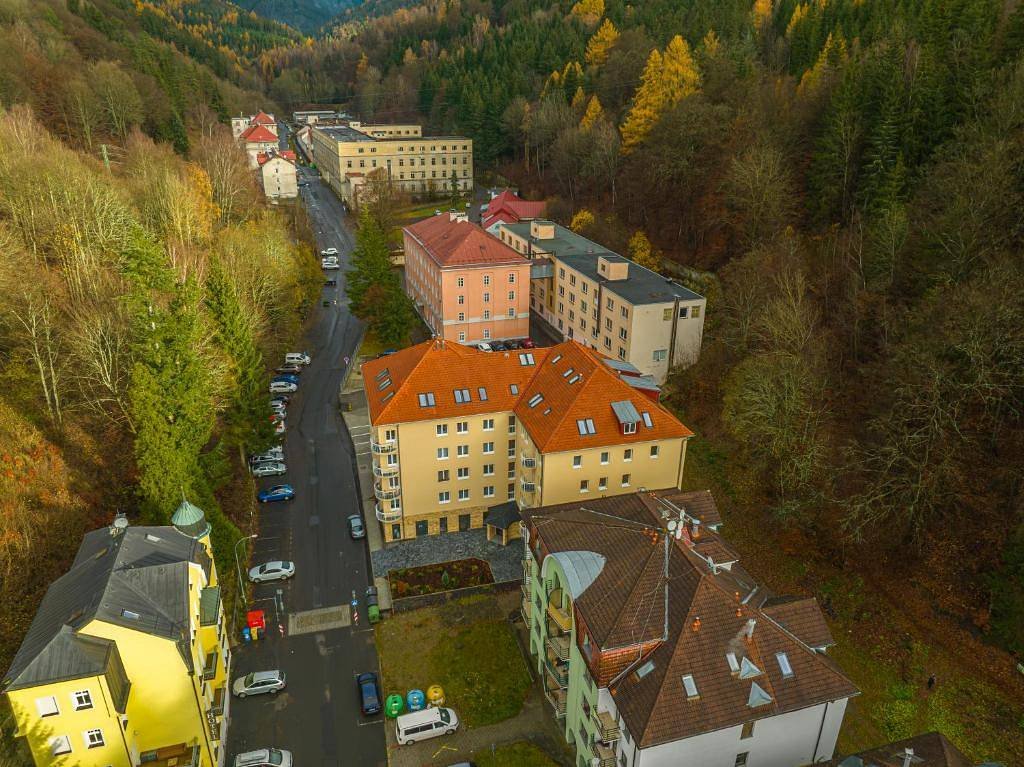 umístění v lázeňském centru města