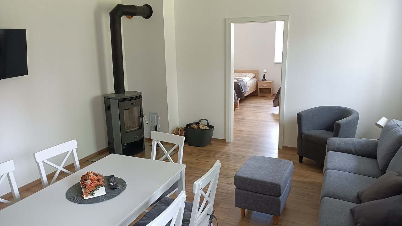 Velký apartmán obytná kuchyně s krbovými kamny