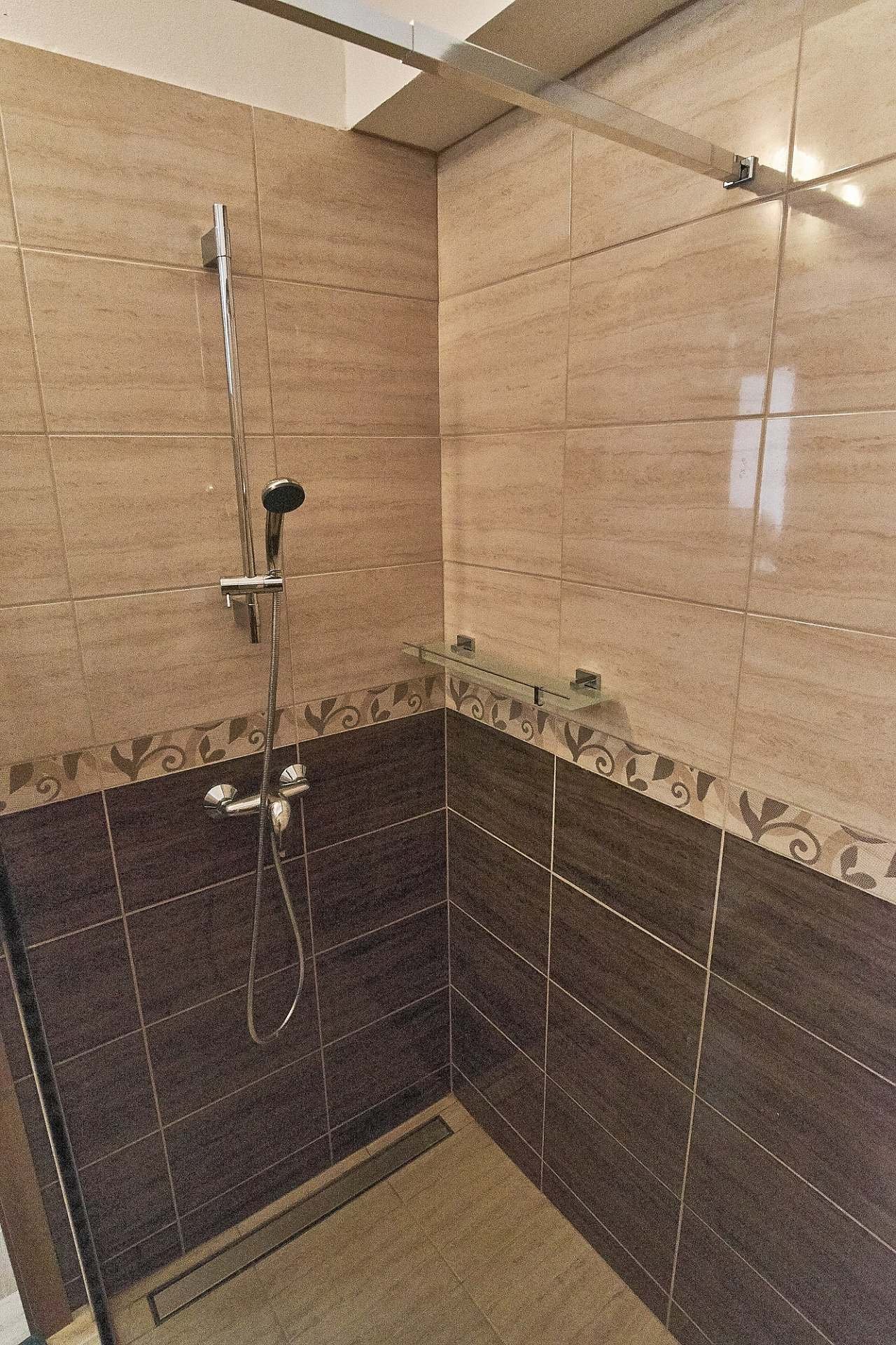 velký apartmán_sprcha u vchodu