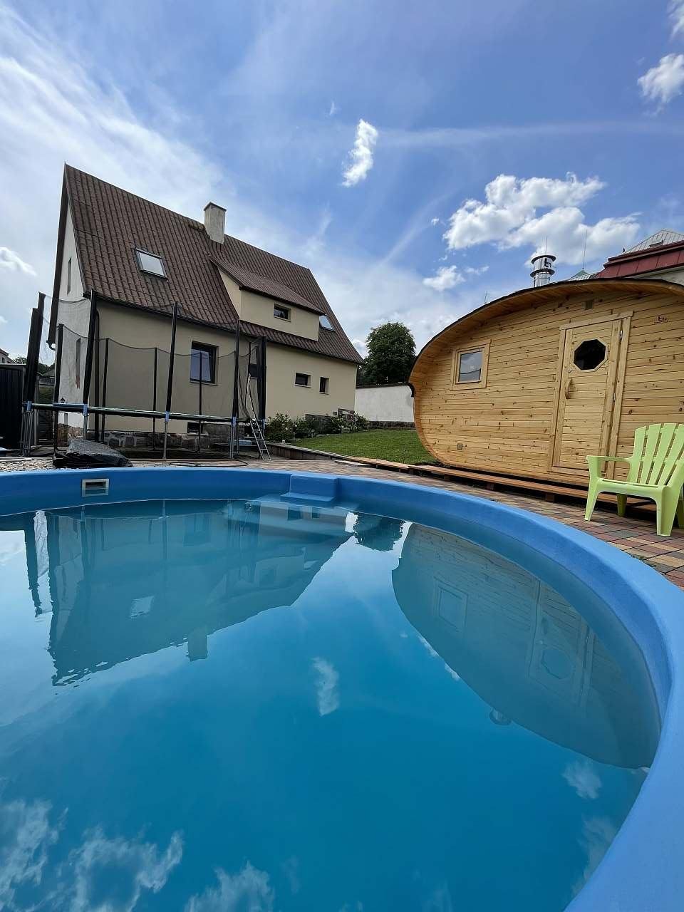 Velký dům, velký bazén, velká trampolína, velká pergola  a velká venkovni sauna