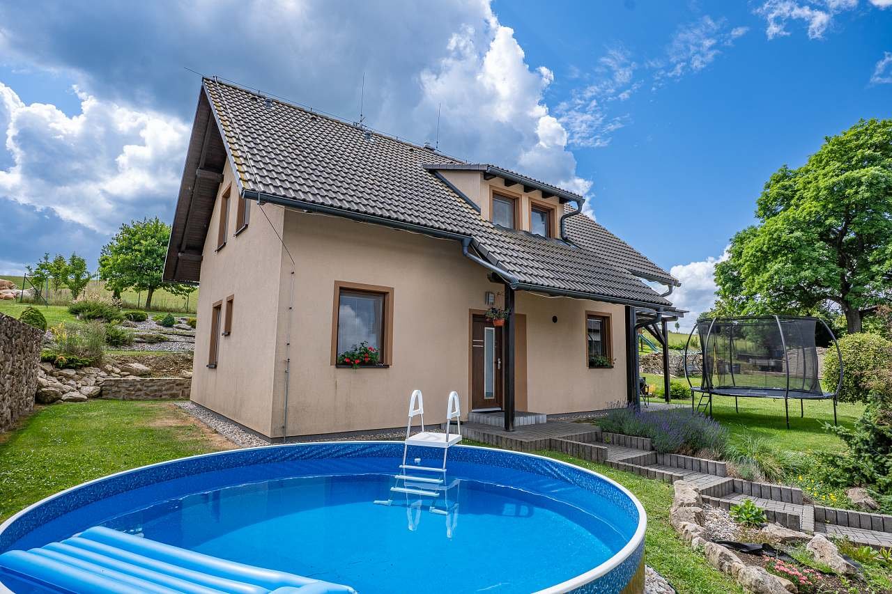 Venkovní částečně zapuštěný bazén