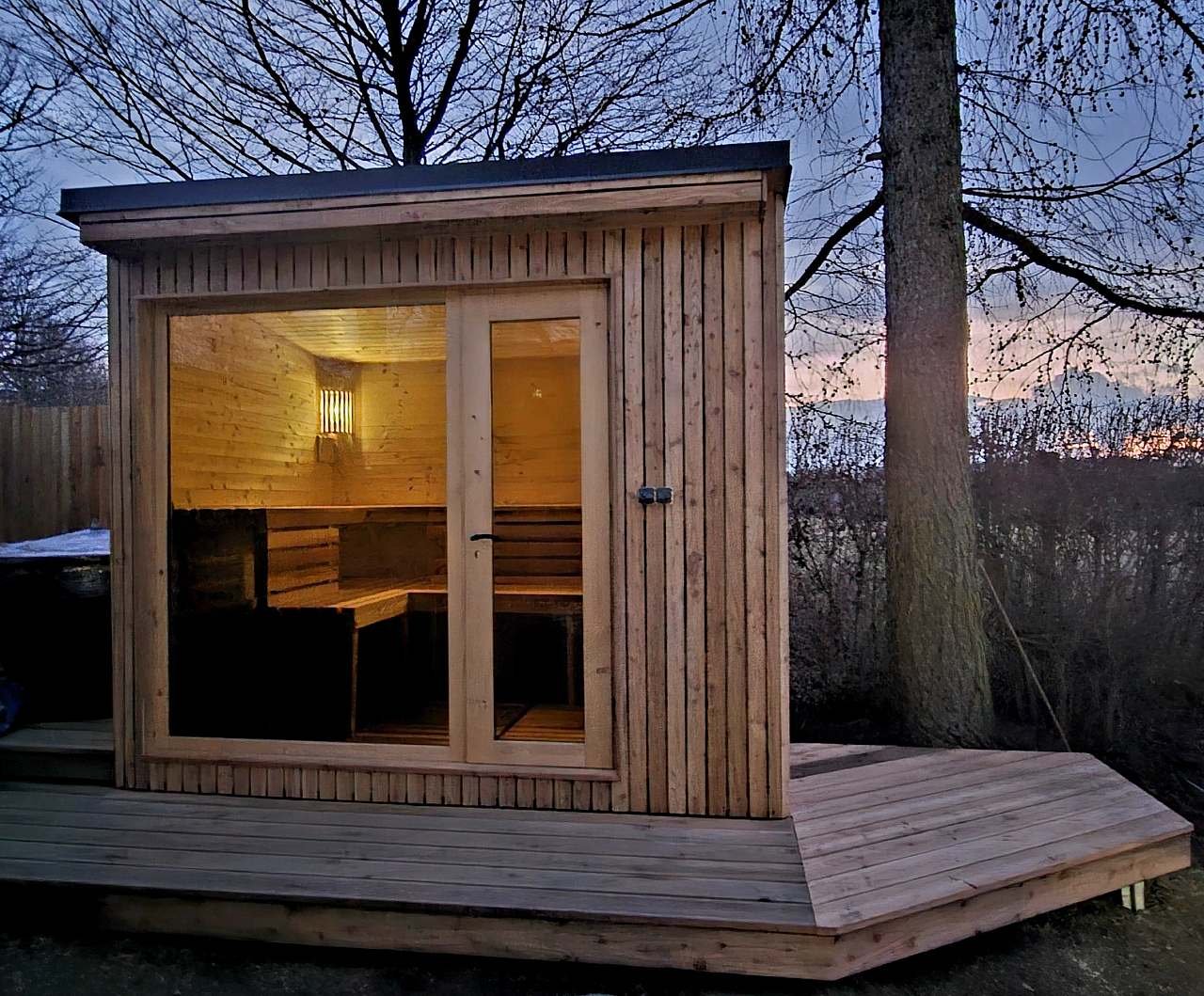 Venkovní finská sauna je součástí zahrady .