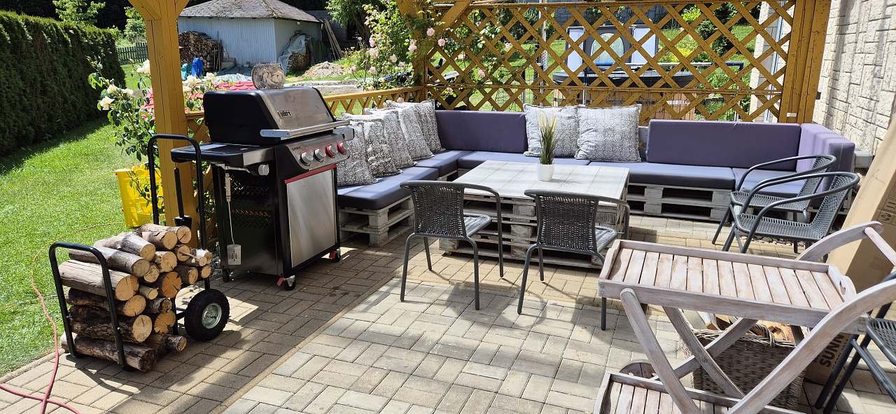 Venkovní  pergola s posezením, houpačkou a plyn. grilem