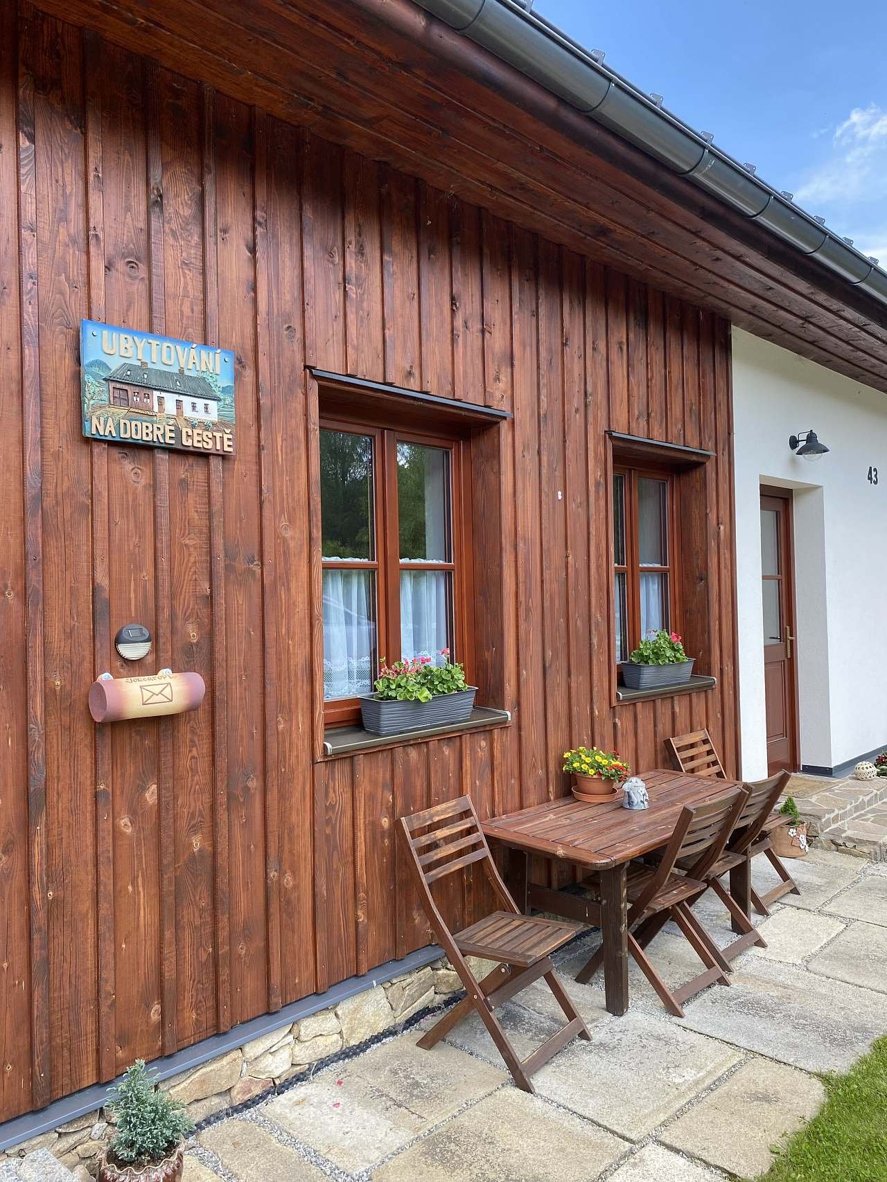 Venkovní posezení před apartmány