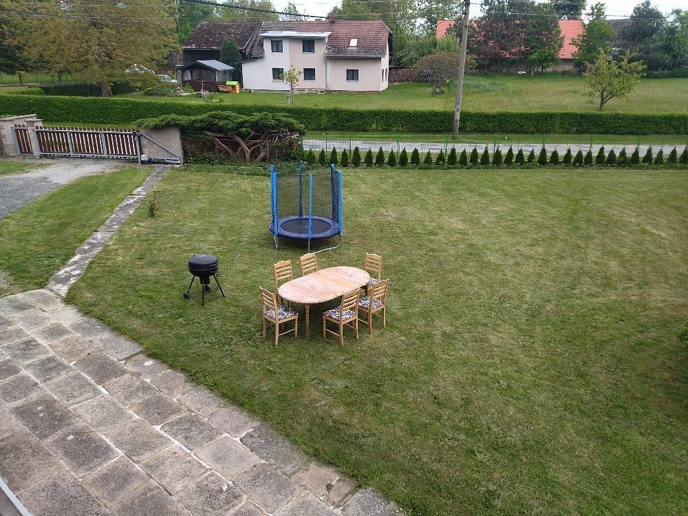 Venkovní posezení s trampolínou