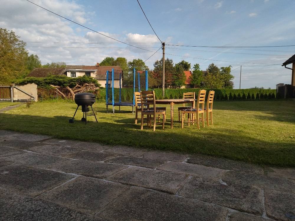 Venkovní posezení s trampolínou