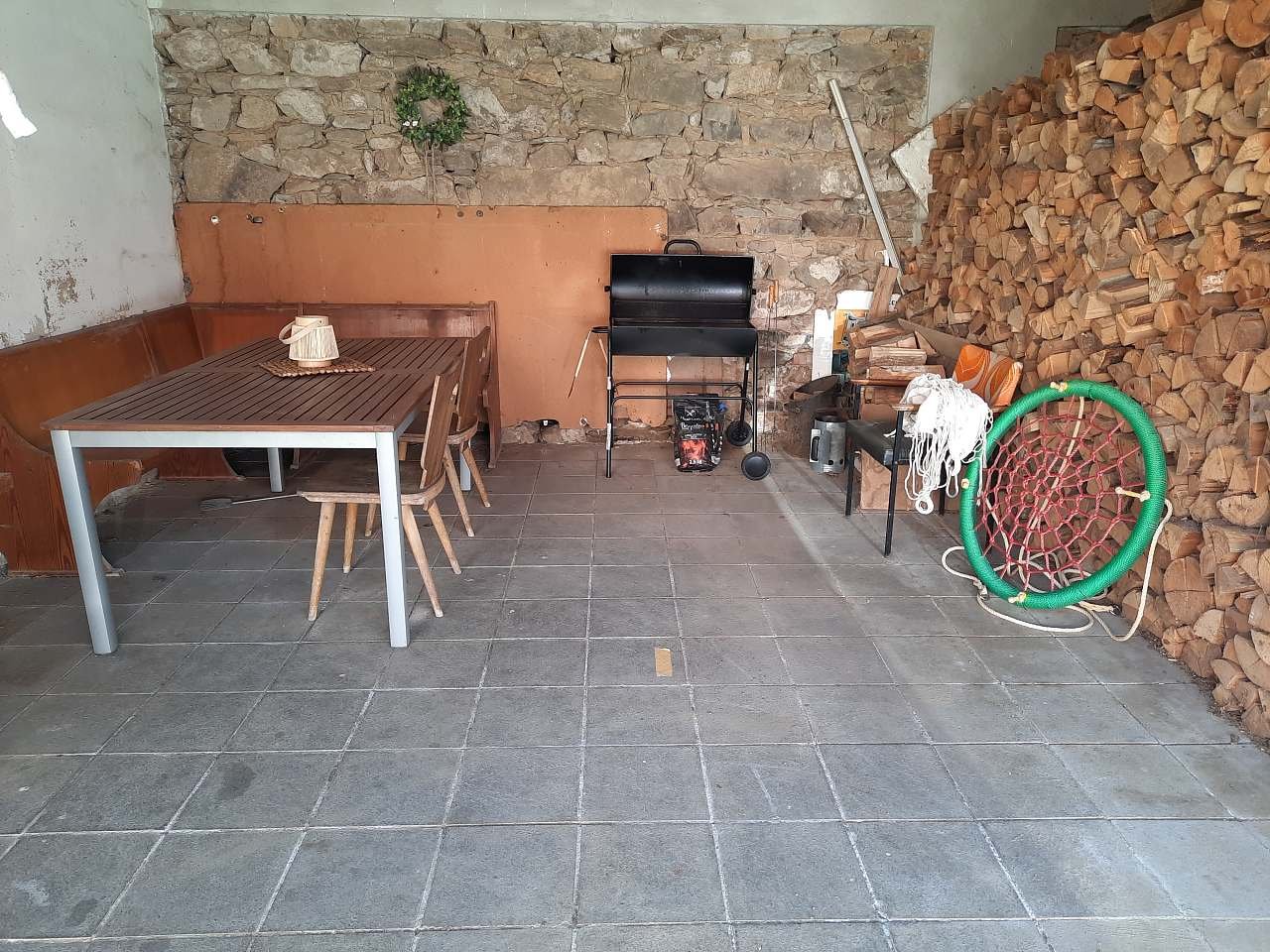 Venkovni sezení pod střechou s grilem. Houpačka nebo houpaci síť k zapujceni