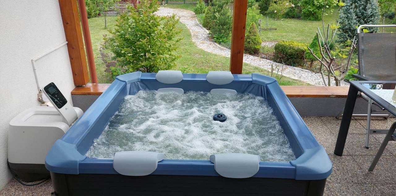 vířivka pod pergolou