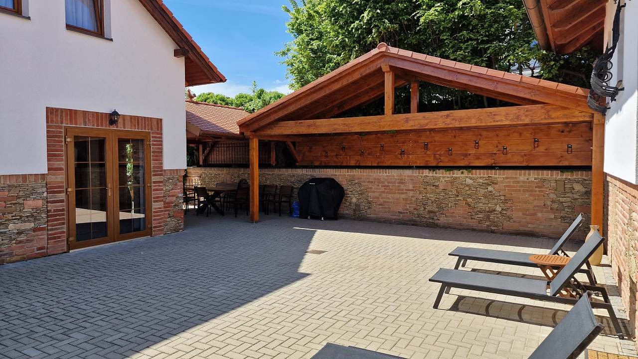 Vnitřní uzavřený dvůr s přístřeškem na kola
