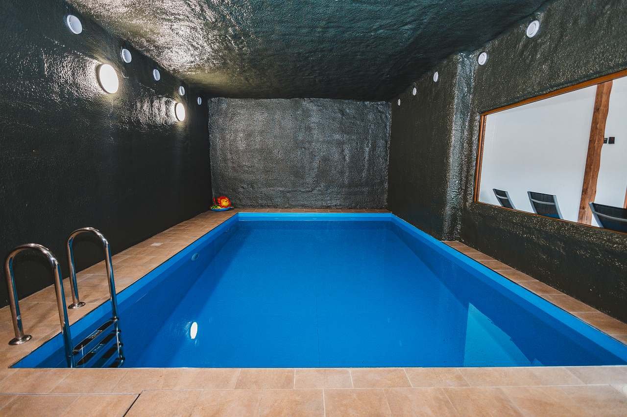 Vnitřní vyhřívaný bazén Wellness Chalupa Lovčovice