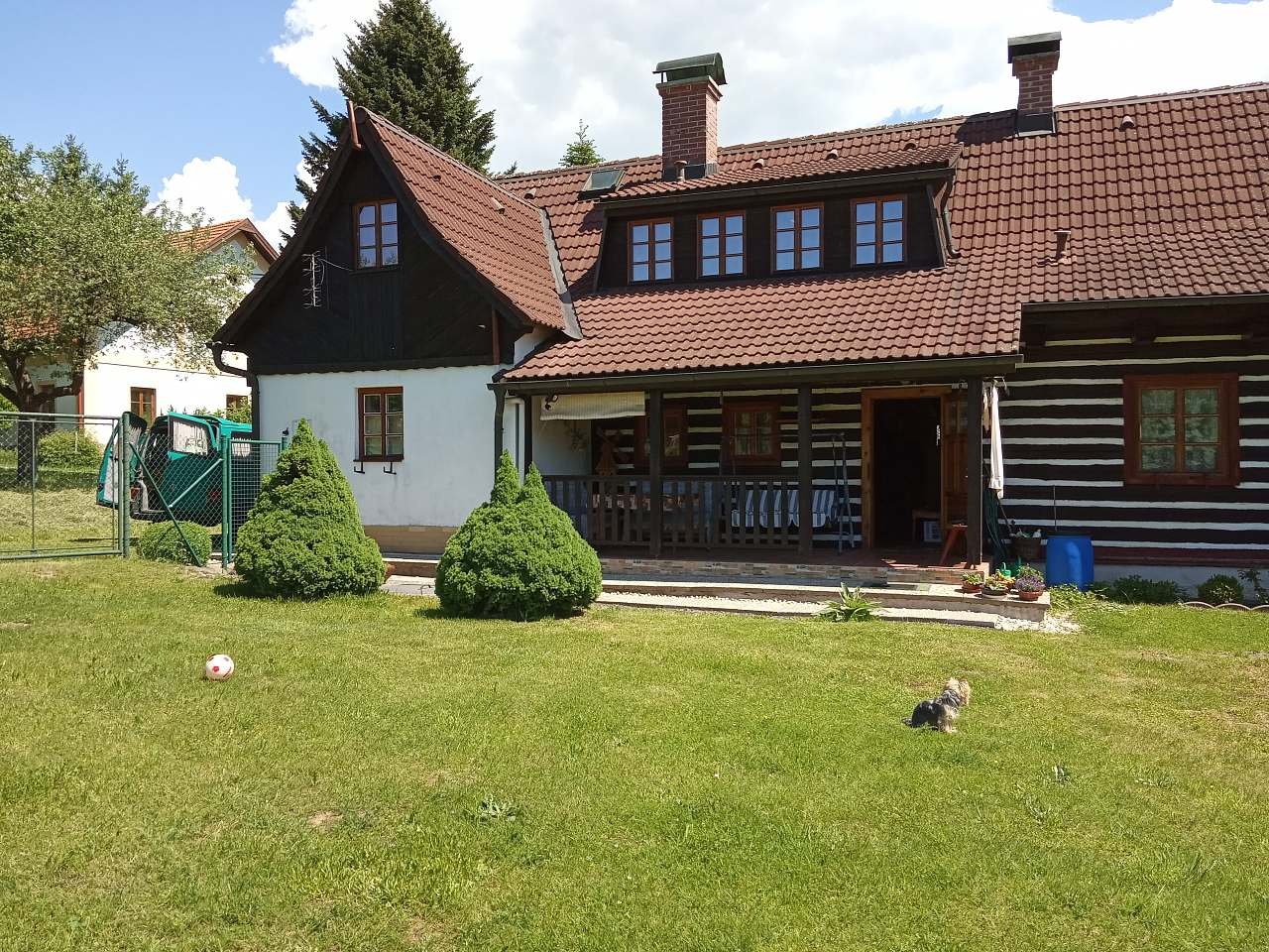Vstup do roubenky přes verandu