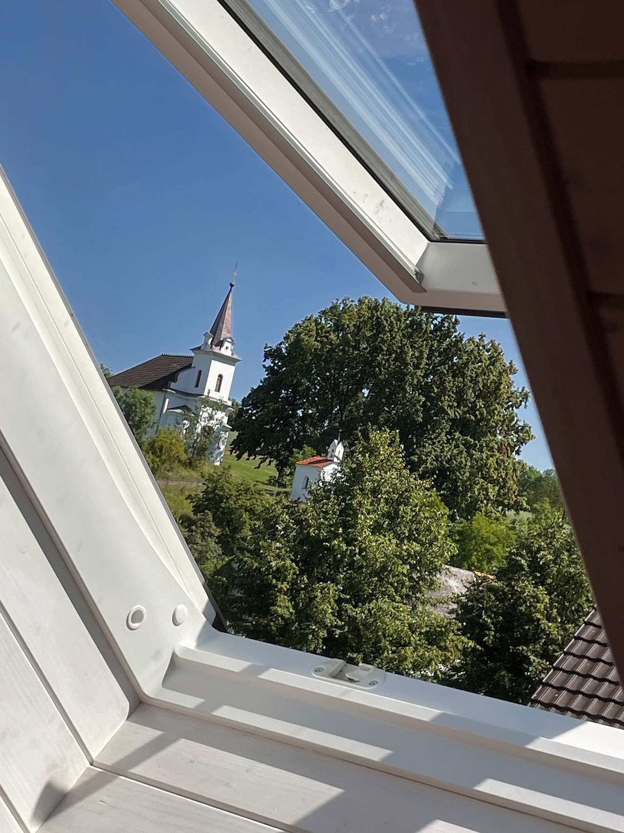 Výhled na kostel z pokoje 3