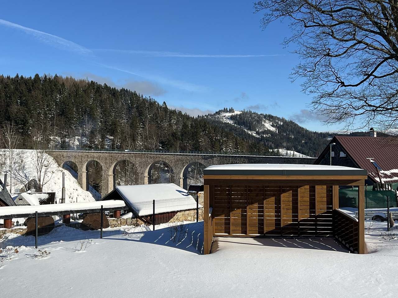 výhled na viadukt v zimě ze zahrady