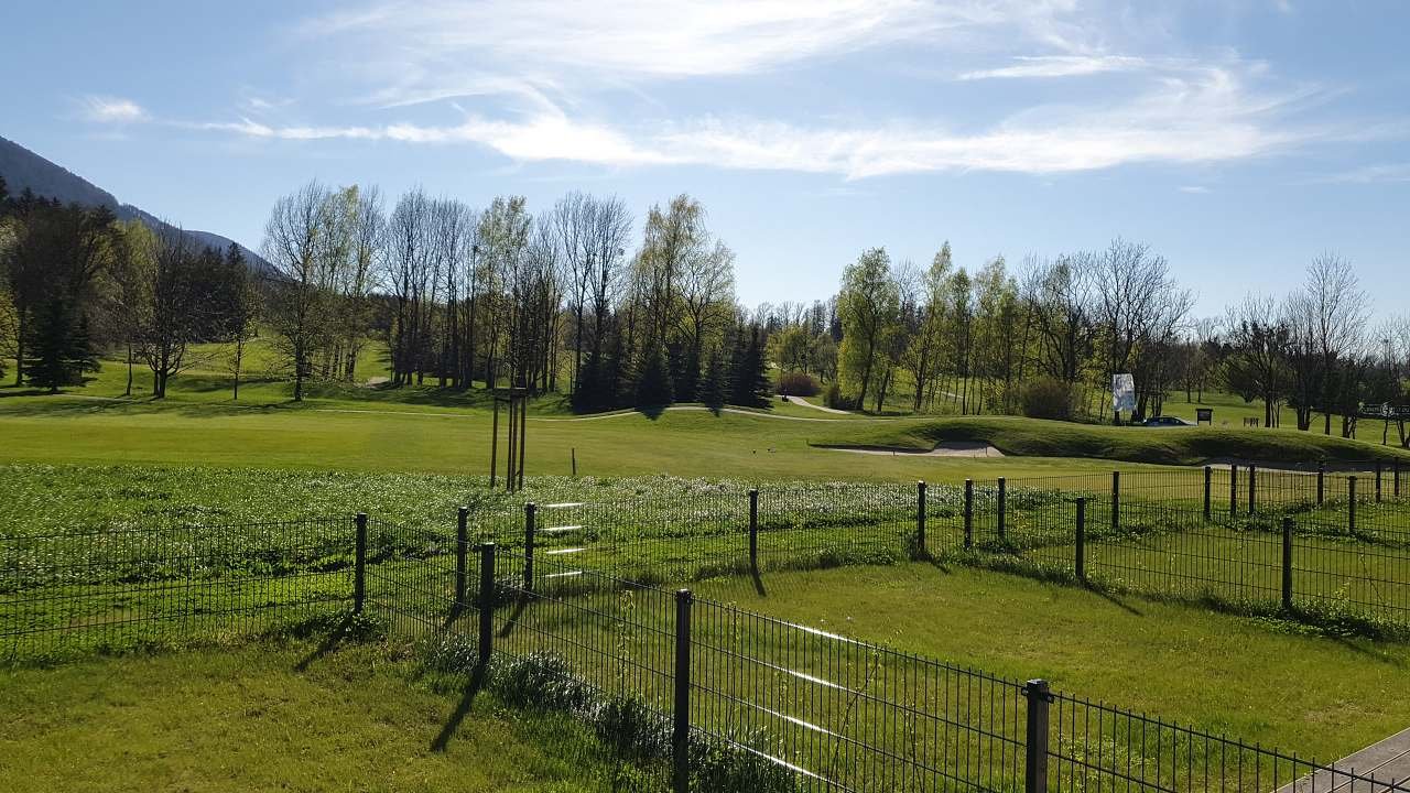 Výhled z terasy na golf hřiště