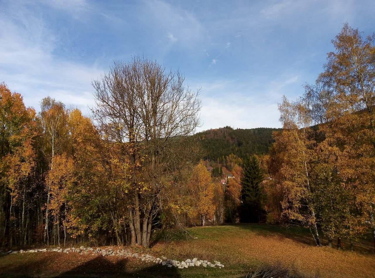 Výhled z terasy na podzimní Josefodolské údolí