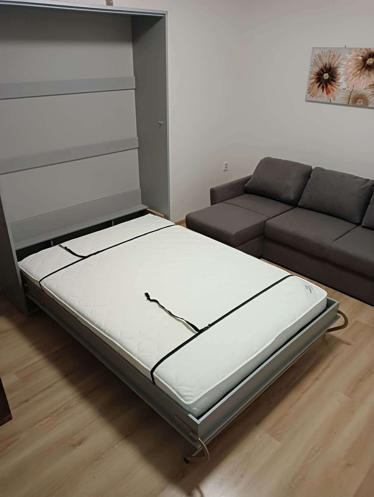 vyklopená postel v obývací části