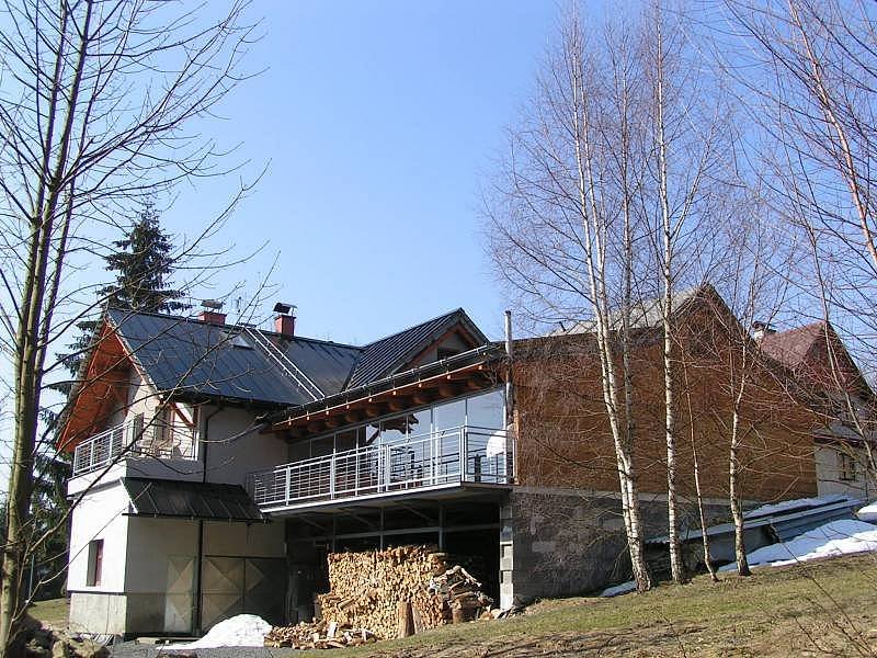 Zadní část domu s venkovní terasou