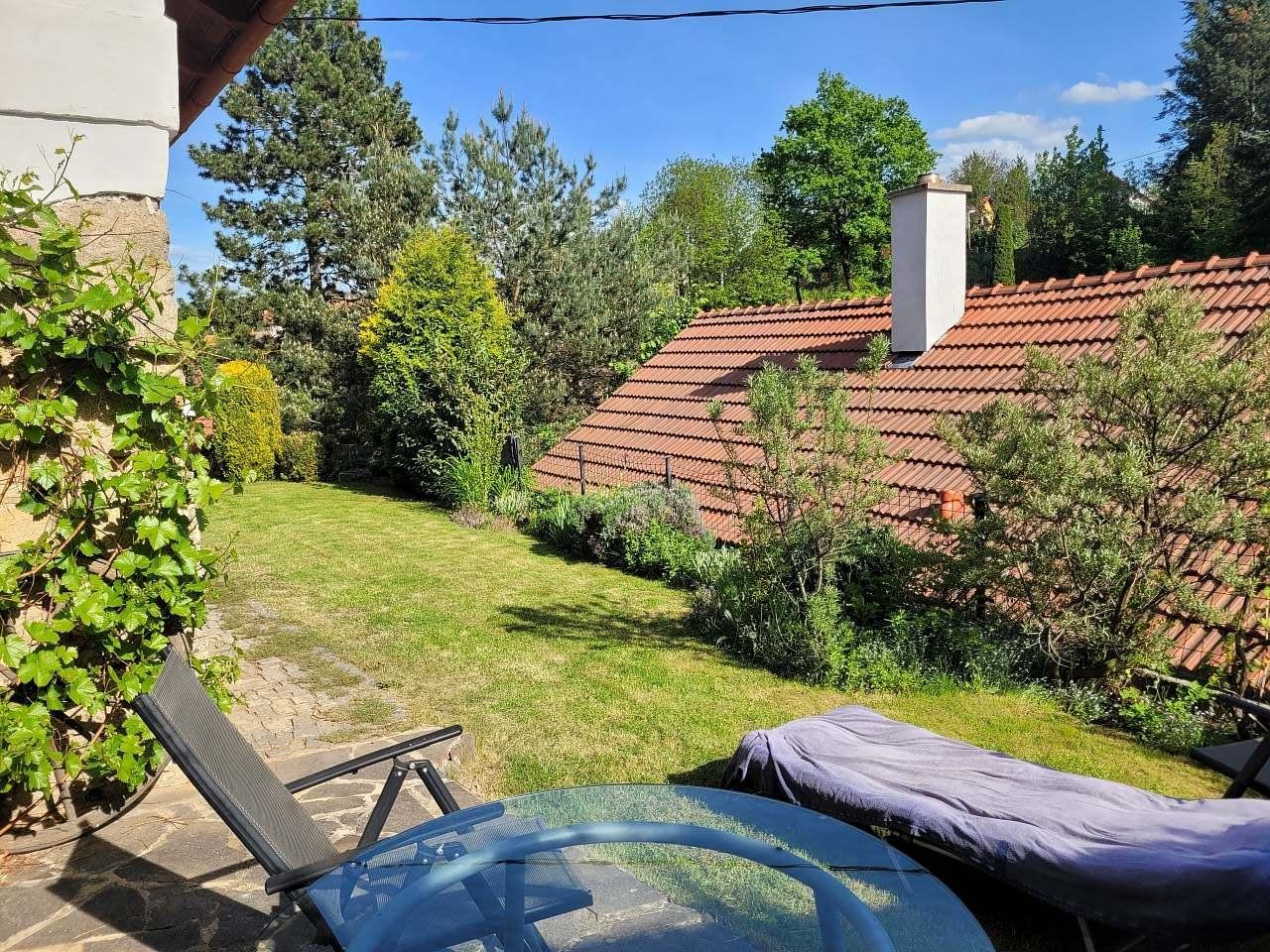 zahrada od přístřešku