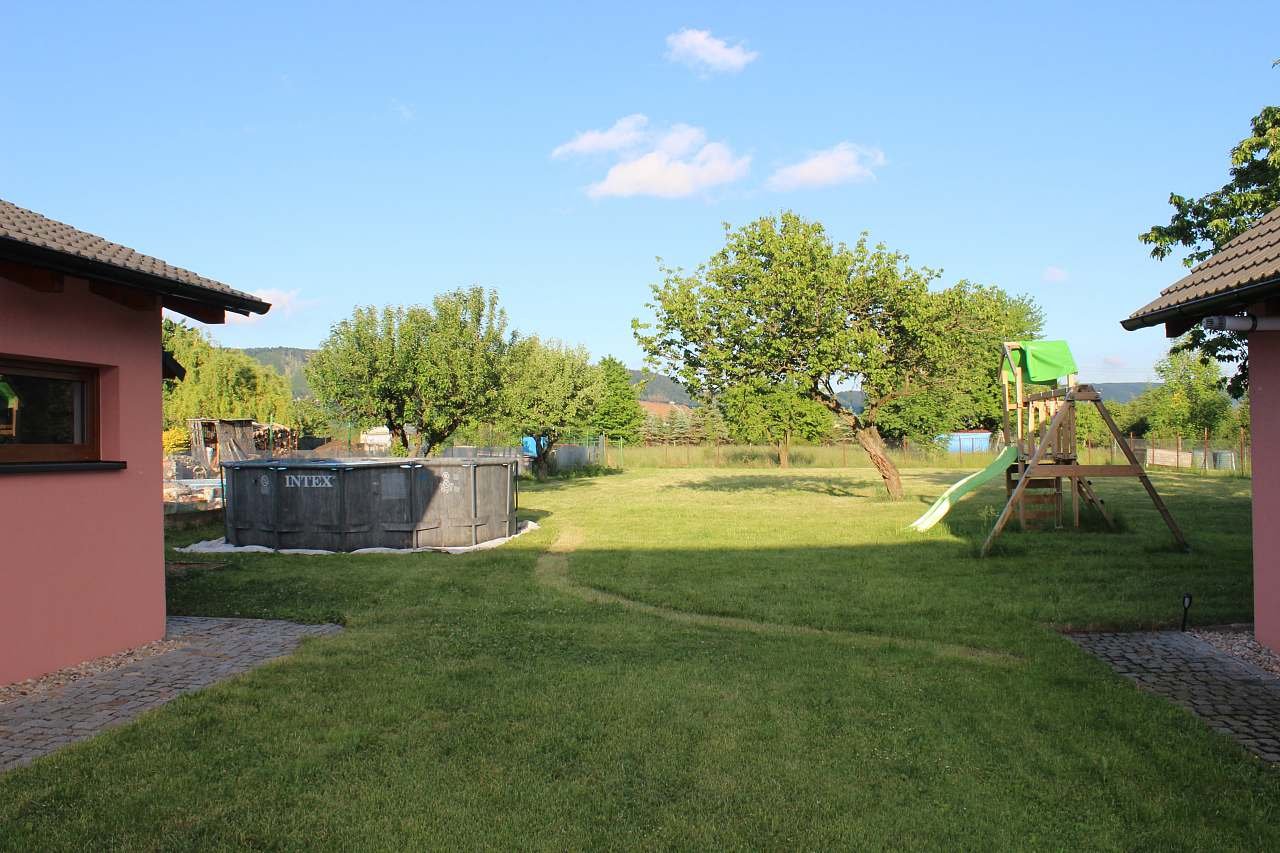 Zahrada s dětským hřištěm a bazénem