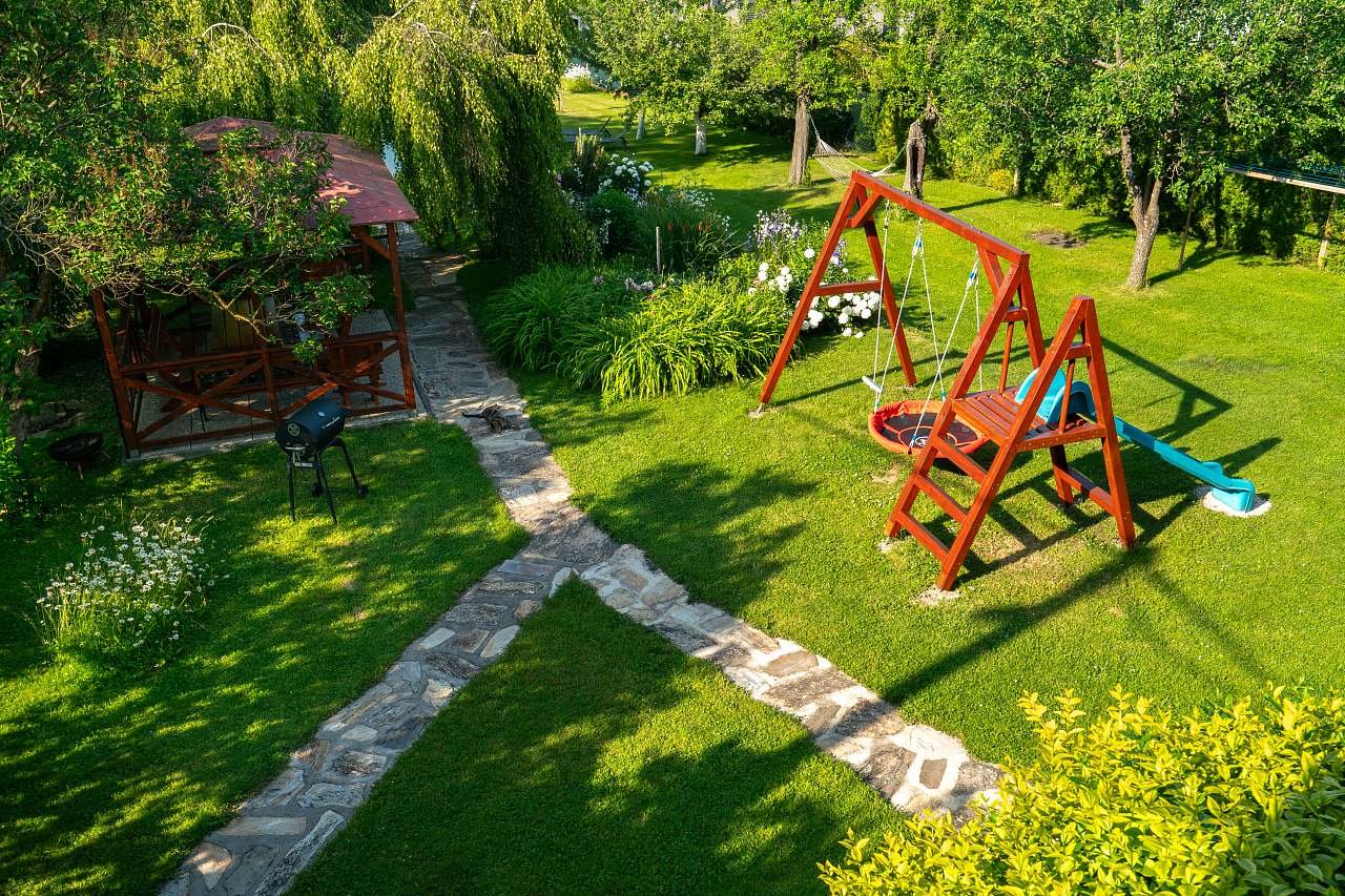 zahrada s hřištěm