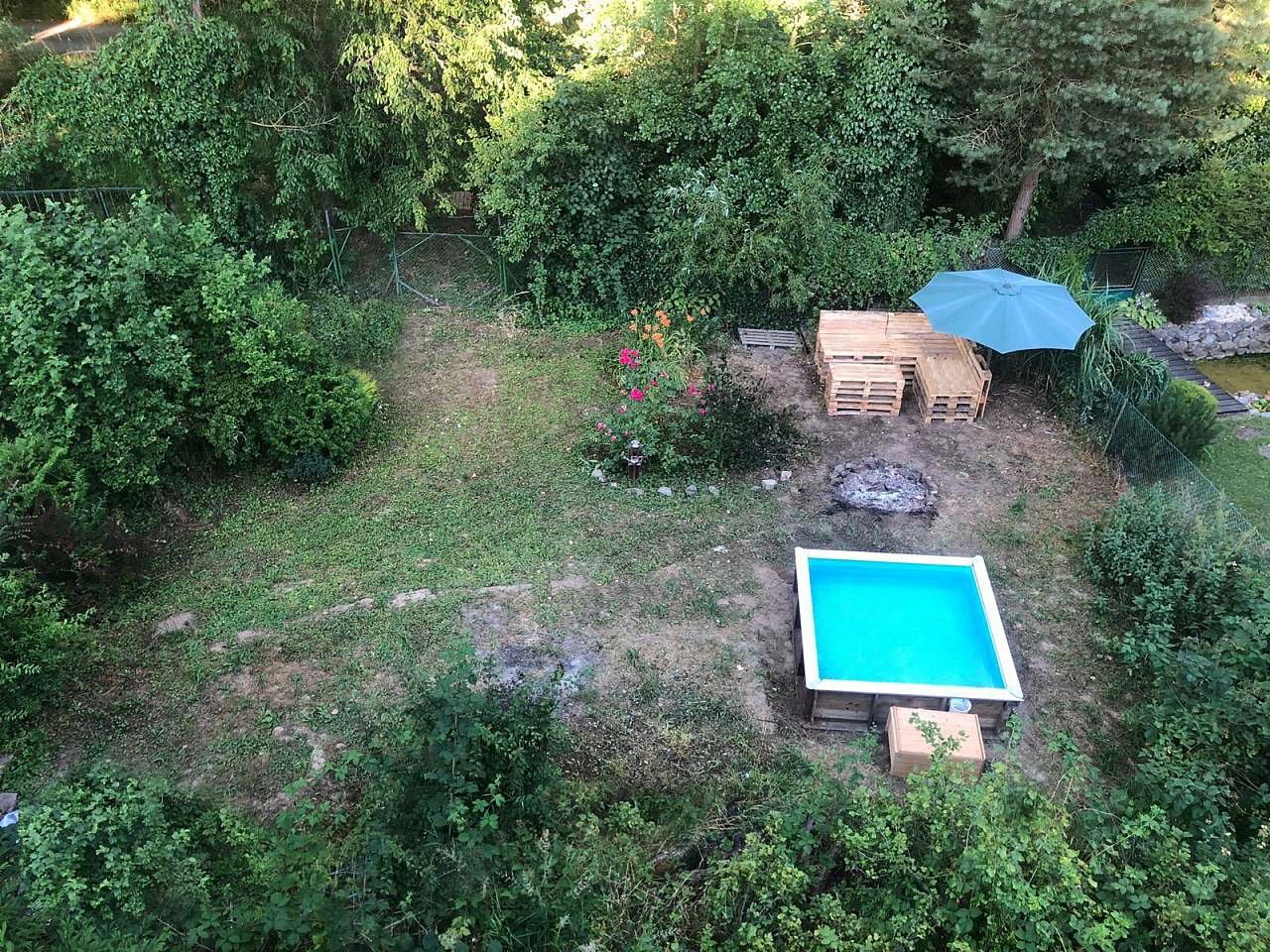Zahrada s malým bazénem a posezením
