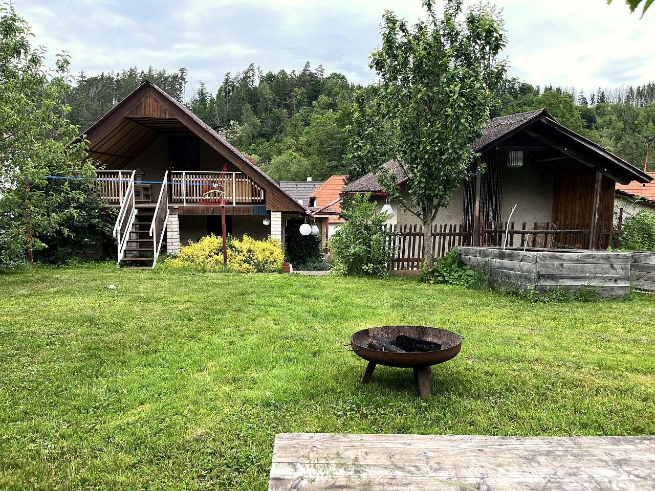 zahrada s ohništěm a krasným výhledem na Kalvárii