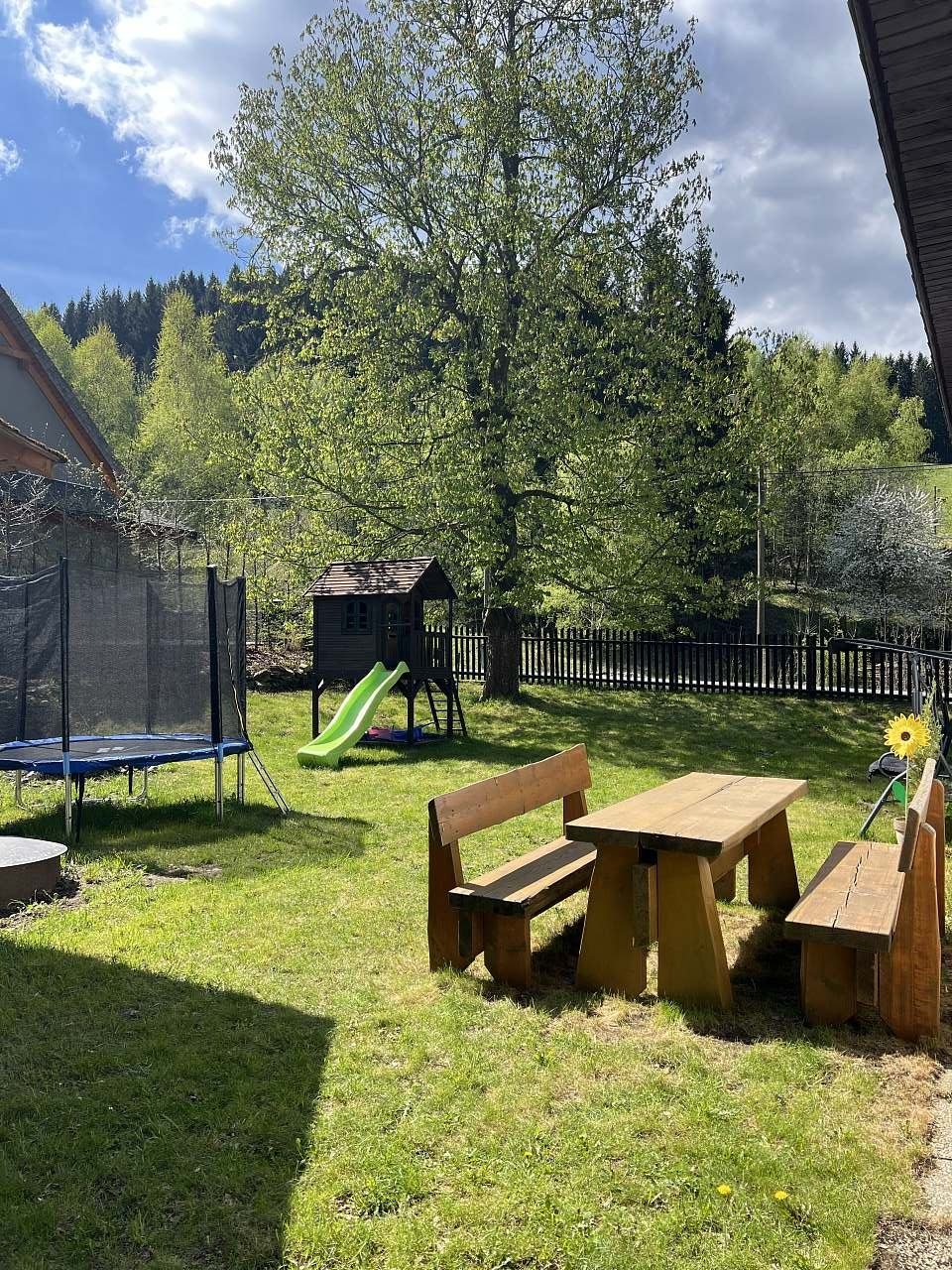 Zahrada s posezením a vyžitím pro děti