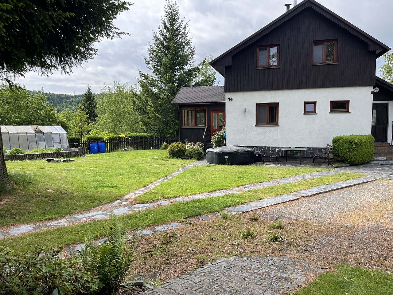 Zahrada se skleníkem a bylinkovou zahrádkou