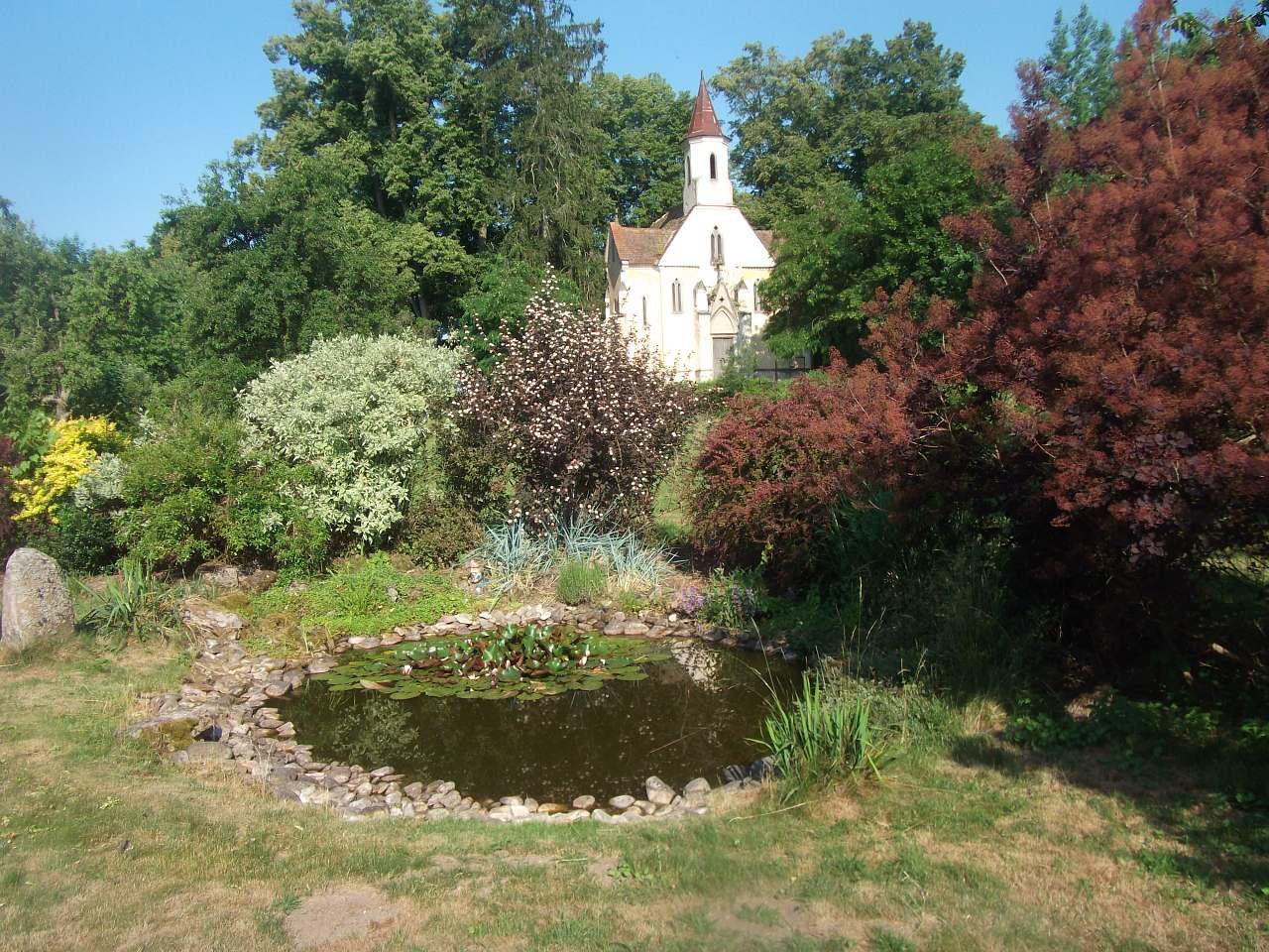 zahradní jezírko a kaple za zahradou