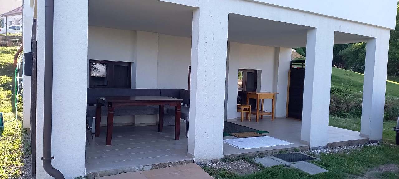 Zastřešená terasa k příjemnému posezení