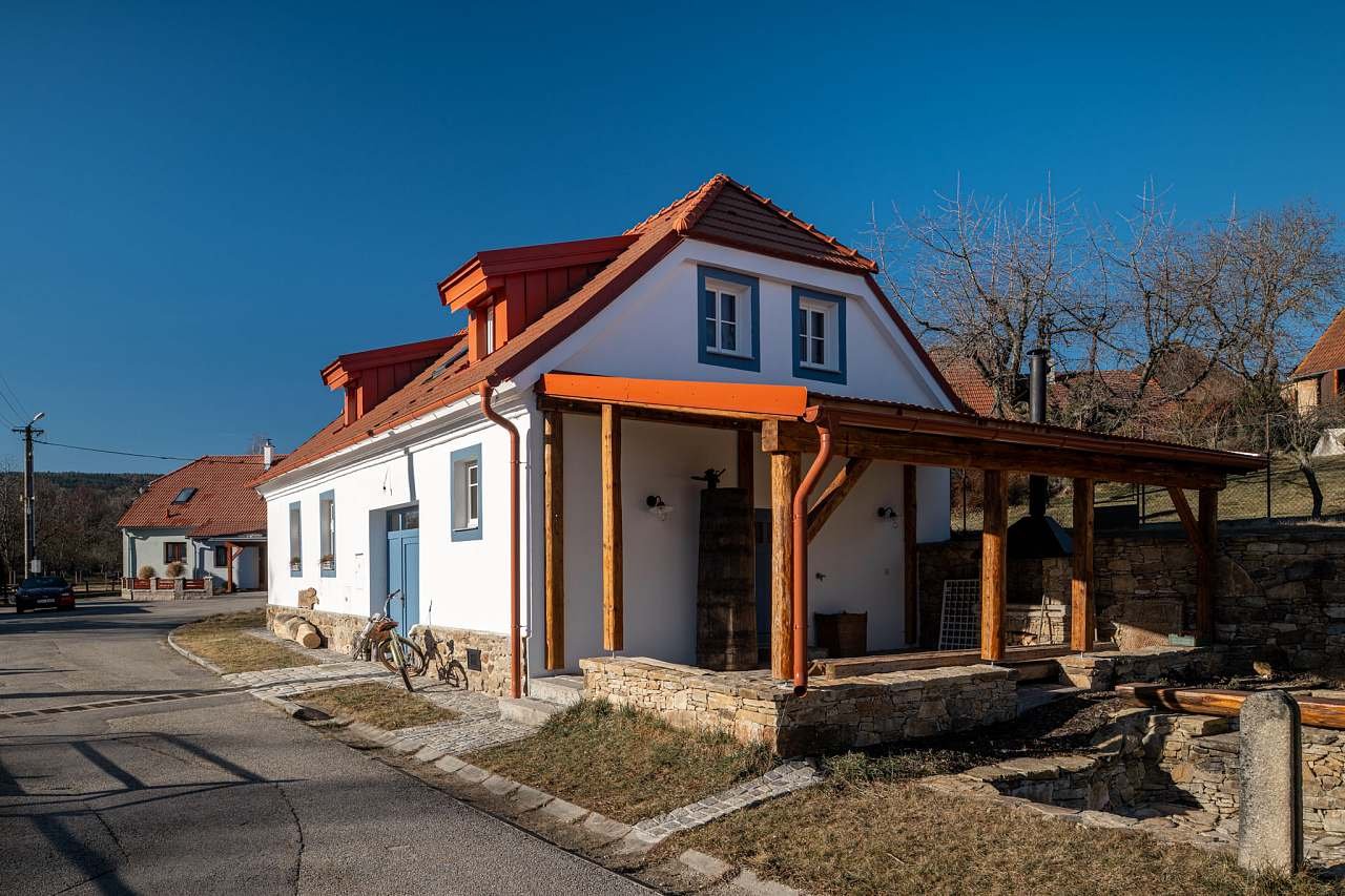 Zastřešená terasa s venkovním posezením a krbem