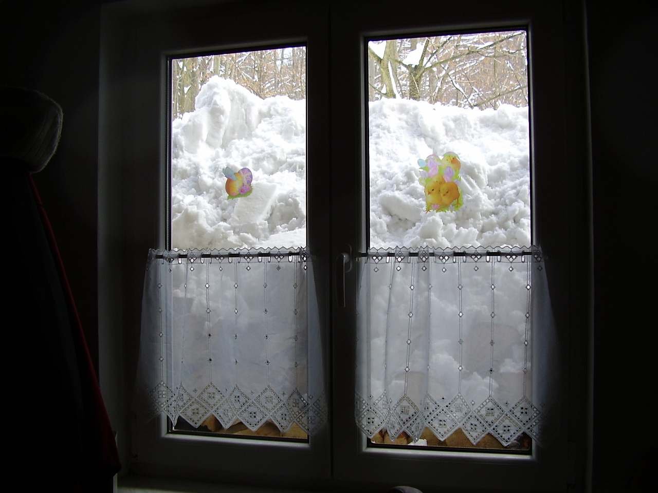 zasypané okno nadílkou sněhu