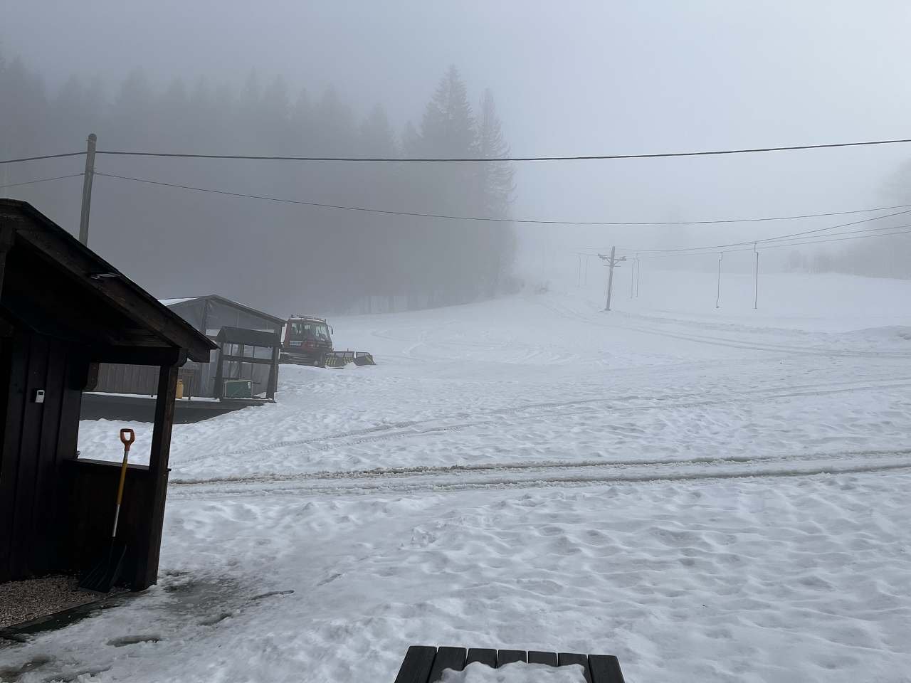 Zima vedle lyžařského vleku a kiosku