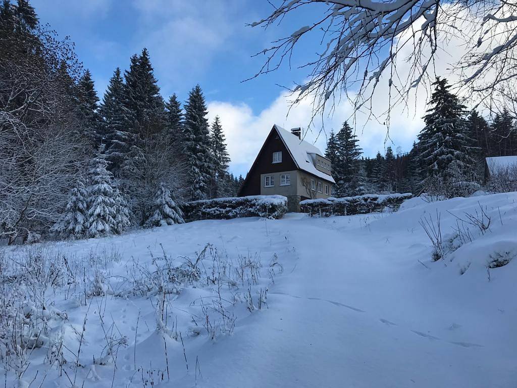 Zimní pohled z příjezdové cesty k chatě